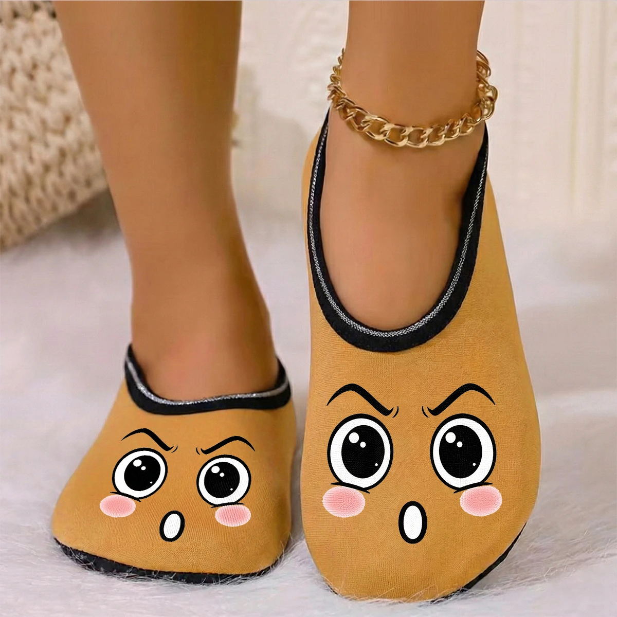 شبشب نسائي لطيف يمكن ارتداؤه في الفصول الأربعة مطبوع عليه رسوم كرتونية من جلد الغزال يسمح بمرور الهواء ومرونة عالية في الأماكن المغلقة ومضاد للانزلاق