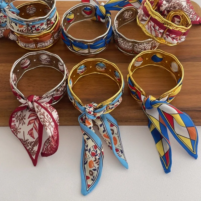 Minar Französische bunt bedruckte Schals mit Knoten, verdrehten, unregelmäßigen Wasserwellen-Muster, klobige Armreifen für Damen, lässige Manschettenarmbänder