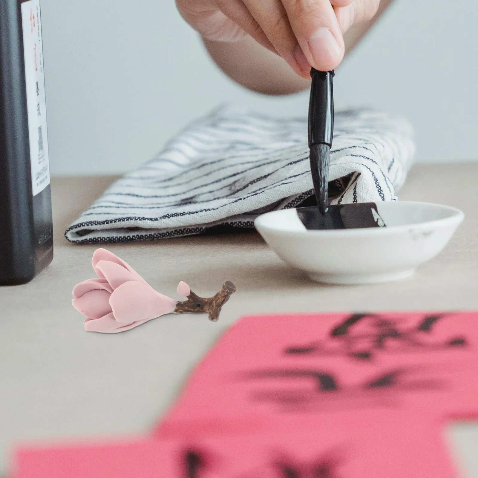 Portapenne per pennelli per calligrafia con fiori in ceramica Pratico poggia pennelli per pittura Decorazione creativa per desktop Portapenne in ceramica