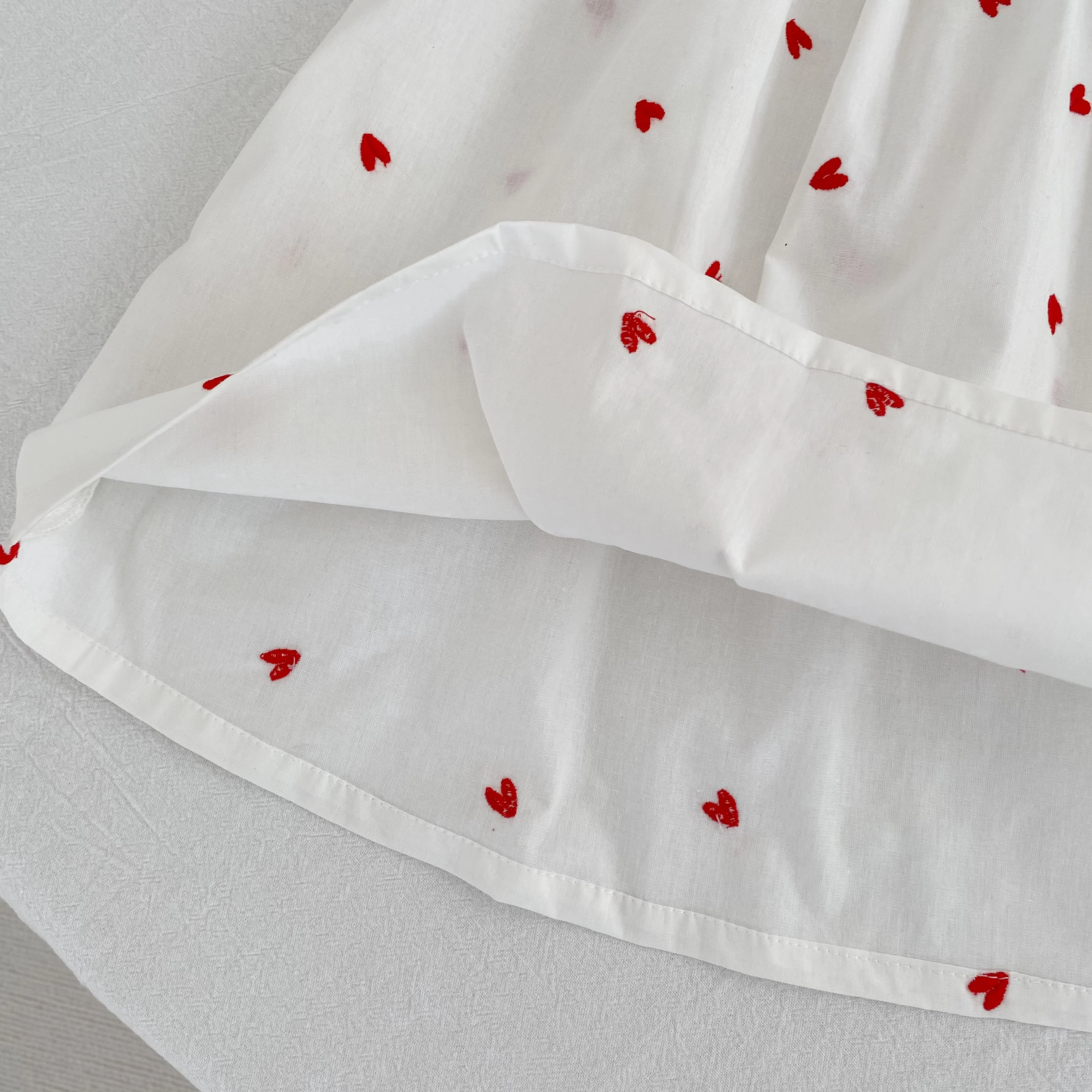 2026 Sommer Neu 2-6 Jahre Ärmelloses Weißes Kleid für Mädchen Kinder Prinzessinnen-Geburtstagskleid mit Herz-Print im Westlichen Stil – Detail 11