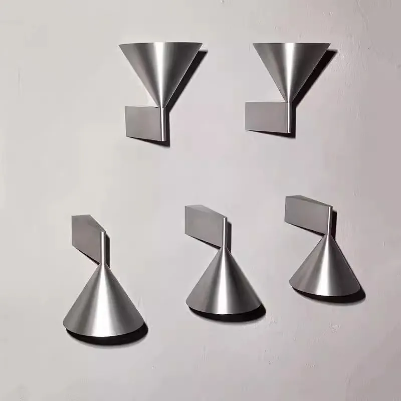 مصباح جداري إيطالي بسيط لغرفة النوم بجانب السرير، مصباح ممر جداري مخروطي جديد بتصميم هندسي بسيط وخلفية راقية