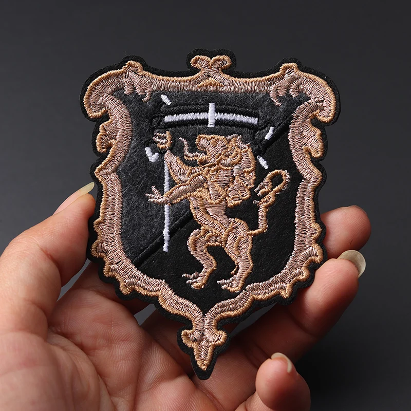 Odznaka lew (rozmiar: 9,0x7,9 cm) żelazko na naszywce wyszywana aplikacja naklejki szycie ubrań akcesoria do DIY odzież odzieży