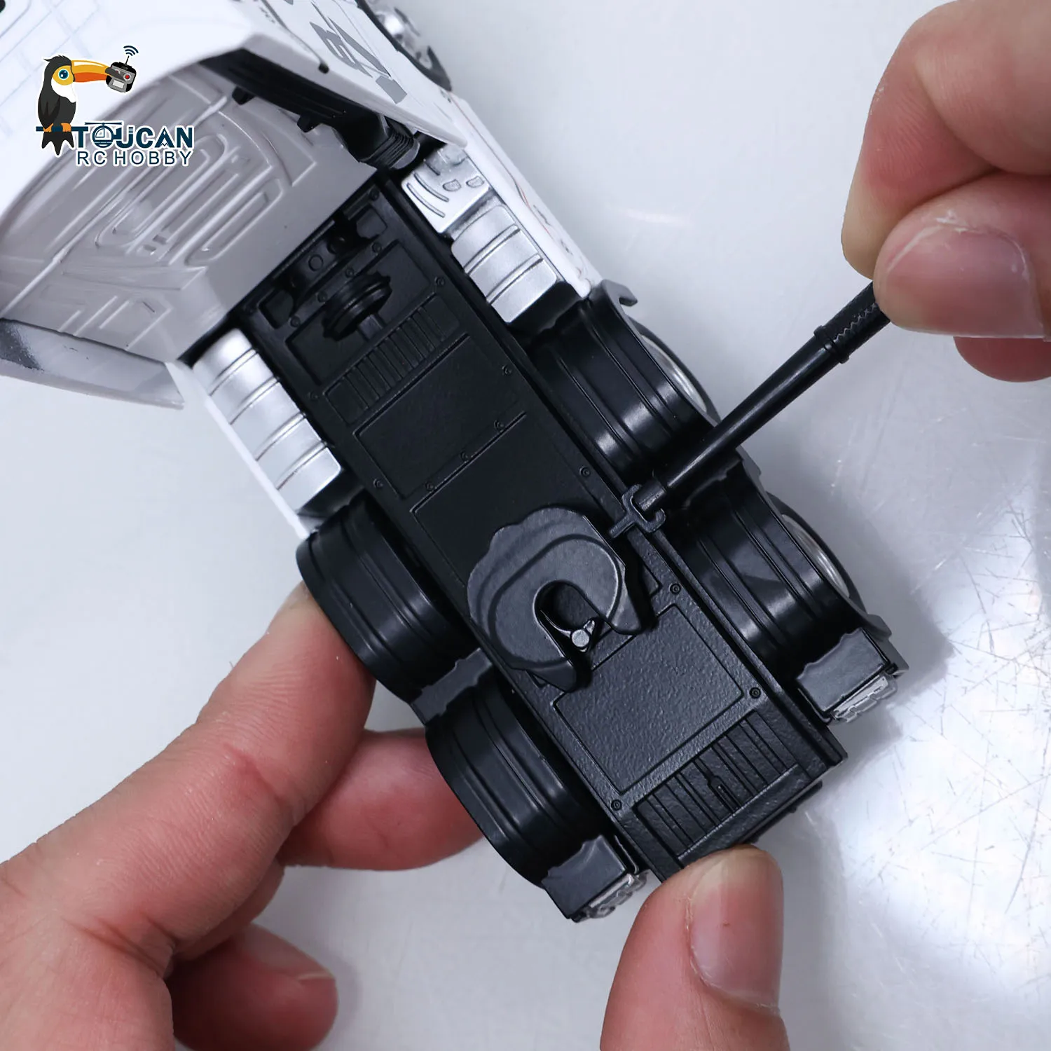 Auf Lager 9900 RTR HUINA 1/64 Ferngesteuerter Traktor-LKW mit 3-Achs-Sattelauflieger, Lichtern, Soundeffekten und Manuellen Stützbeinen – Detail 27