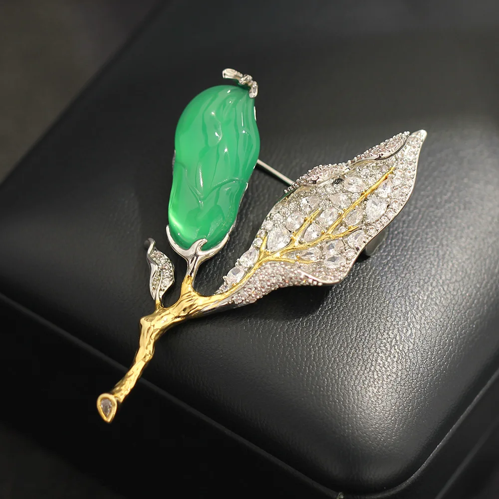 

Новые высококачественные легкие роскошные броши с изумрудными листами для женщин, роскошные дизайнерские микроинкрустированные цирконом, ветка, брошь, ювелирный аксессуар