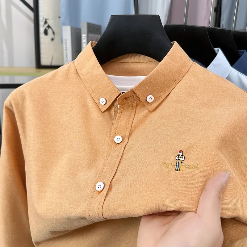 Camicia con risvolto ricamato comoda e traspirante casual primaverile di alta qualità Versione coreana T-shirt da lavoro di tendenza tinta unita