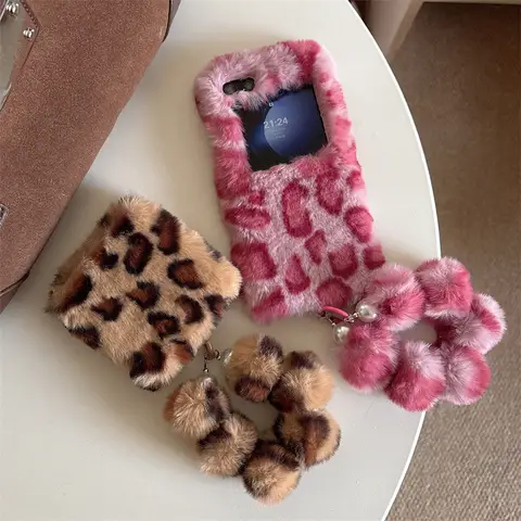 Custodia per telefono con staffa per cinturino da polso in peluche soffice con stampa leopardata di moda per Samsung Galaxy Z Flip 7 6 5 4 3 Zflip7 Cover antiurto
