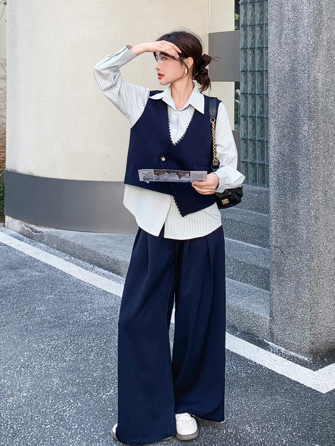 

Женский костюм-тройка в полоску глубокого синего цвета в корейском стиле: жилет, широкие брюки. Модный комплект для весны и осени, дышащий, повседневный.