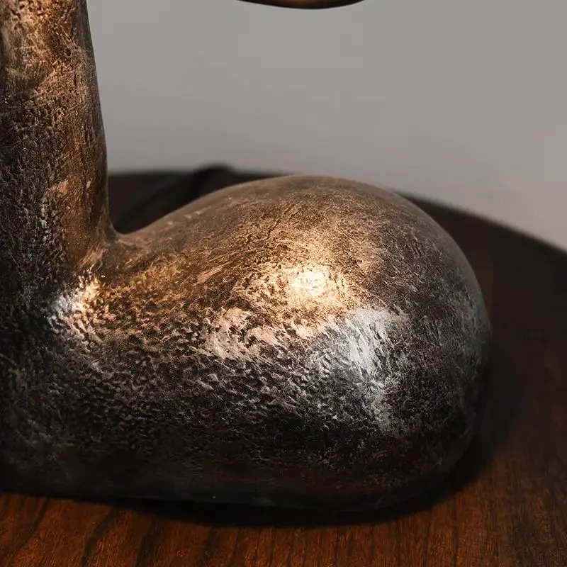 الإبداع الفاخرة الألياف الزجاجية غير النظامية ديكور فني Led الجدول ضوء المصباح غرفة المعيشة الديكور الراتنج المنحوتات بجودة عالية