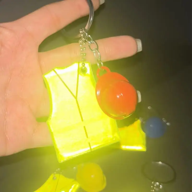 Kreativer Schlüsselanhänger in Form einer Weste und eines Schutzhelms, reflektierender Anhänger für Nachtfahrten, für Rucksack- und Gepäckzubehör – Detail 3