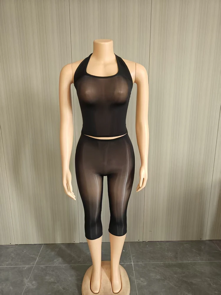 Sexy 2-teiliges Set aus transparentem Mesh: Neckholder-Crop-Top und Caprihose, durchsichtige, figurbetonte Damen-Outfits für den Clubbesuch. – Detail 2