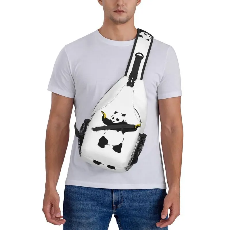 Engraçado mau panda com bananas sling saco para homem banksy graffiti rua arte ombro crossbody peito mochila de acampamento daypack