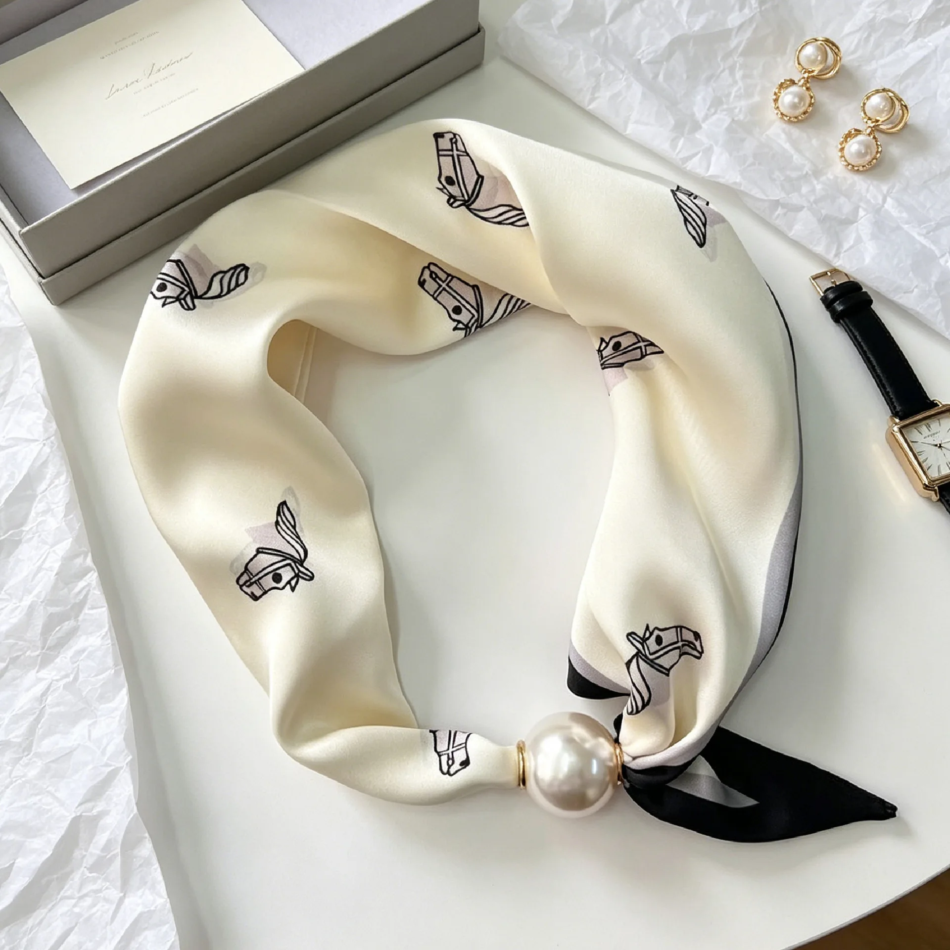 Luxuriöser dünner Sommer-Seidenschal für Damen mit Perlen, magnetischer Schnalle, eleganter Halstuch für Mädchen mit süßem Anhänger und Schlüsselbeinkette – Detail 6