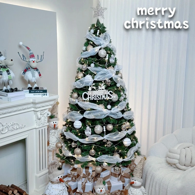 Image of Verschlüsselter Weihnachtsbaum mit Lichtern, Bändern und Weihnachtsdekorationspaket für Weihnachten, Neujahr, Party, Zuhause, Geschäft, Einkaufszentrum, dekorativ