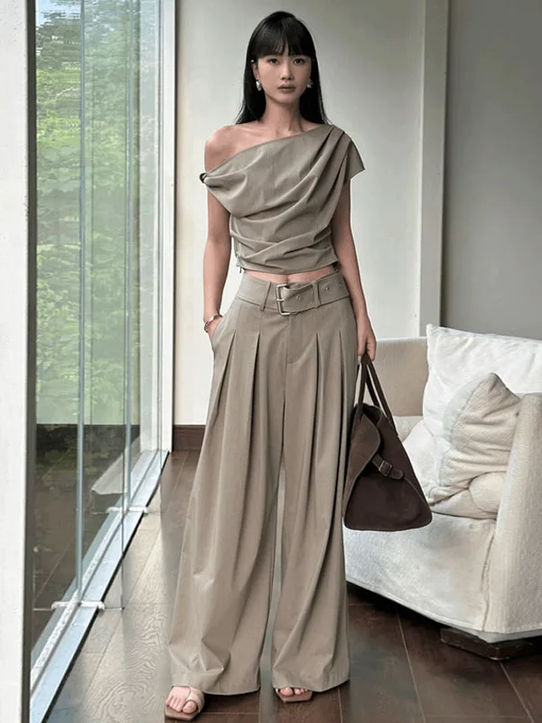 طقم نسائي أنيق لعام 2025 يتكون من بلوزة غير متماثلة وبنطلون واسع الساق بتصميم عصري