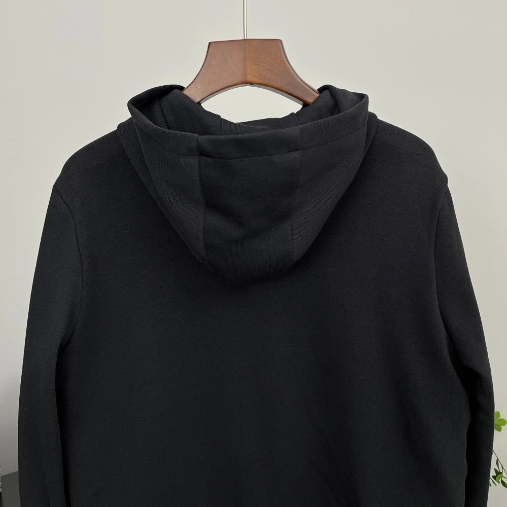 سترة رجالية فاخرة خفيفة الوزن وقصيرة من ريش البط معطف بقلنسوة من العلامة التجارية الشهيرة لفصل الشتاء تحت السترة بحشوة خفيفة الوزن