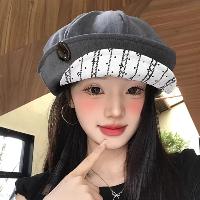 

Ретро-береты с двойным козырьком и пуговицами для женщин: универсальные, элегантные, визуально уменьшающие лицо, для путешествий весной и летом.