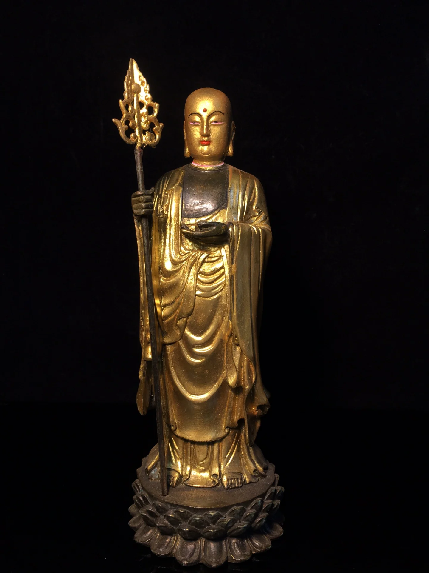 A finely crafted gilt bronze statue of Ksitigarbha Bodhisattva with intricate facial features, showing heavy patin,Free shipping