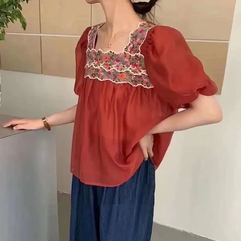 เสื้อเชิ้ตแขนสั้นคอเหลี่ยมปักลายดอกไม้สไตล์เกาหลีสำหรับฤดูร้อนสำหรับผู้หญิงเสื้อแขนพองผ้าชีฟองเบบี้ดอล