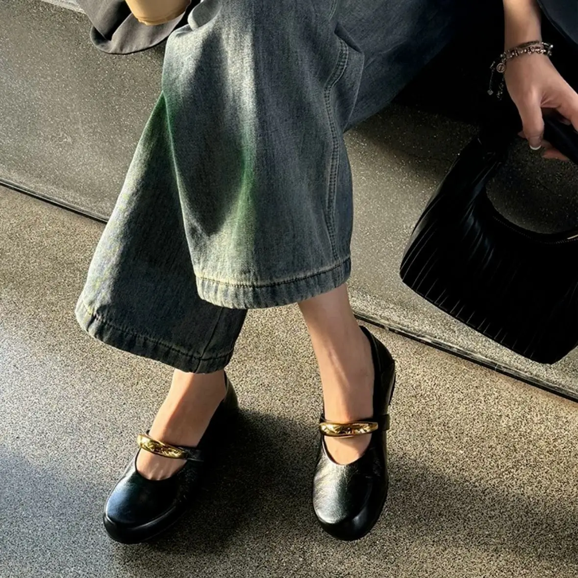 

Женские туфли Мэри Джейн из мягкой кожи, текстурированные красные туфли Мэри Джейн на плоской подошве, весна-лето 2023, новая универсальная повседневная обувь с неглубоким носком