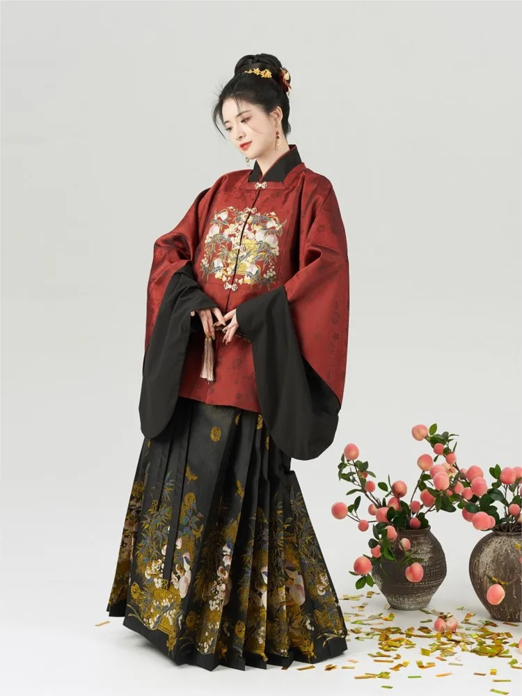 

Женщина в топе Hanfu с квадратным воротником и половиной рукавов с перекрестным воротником и плетеной золотой юбкой с цветочным принтом для макияжа