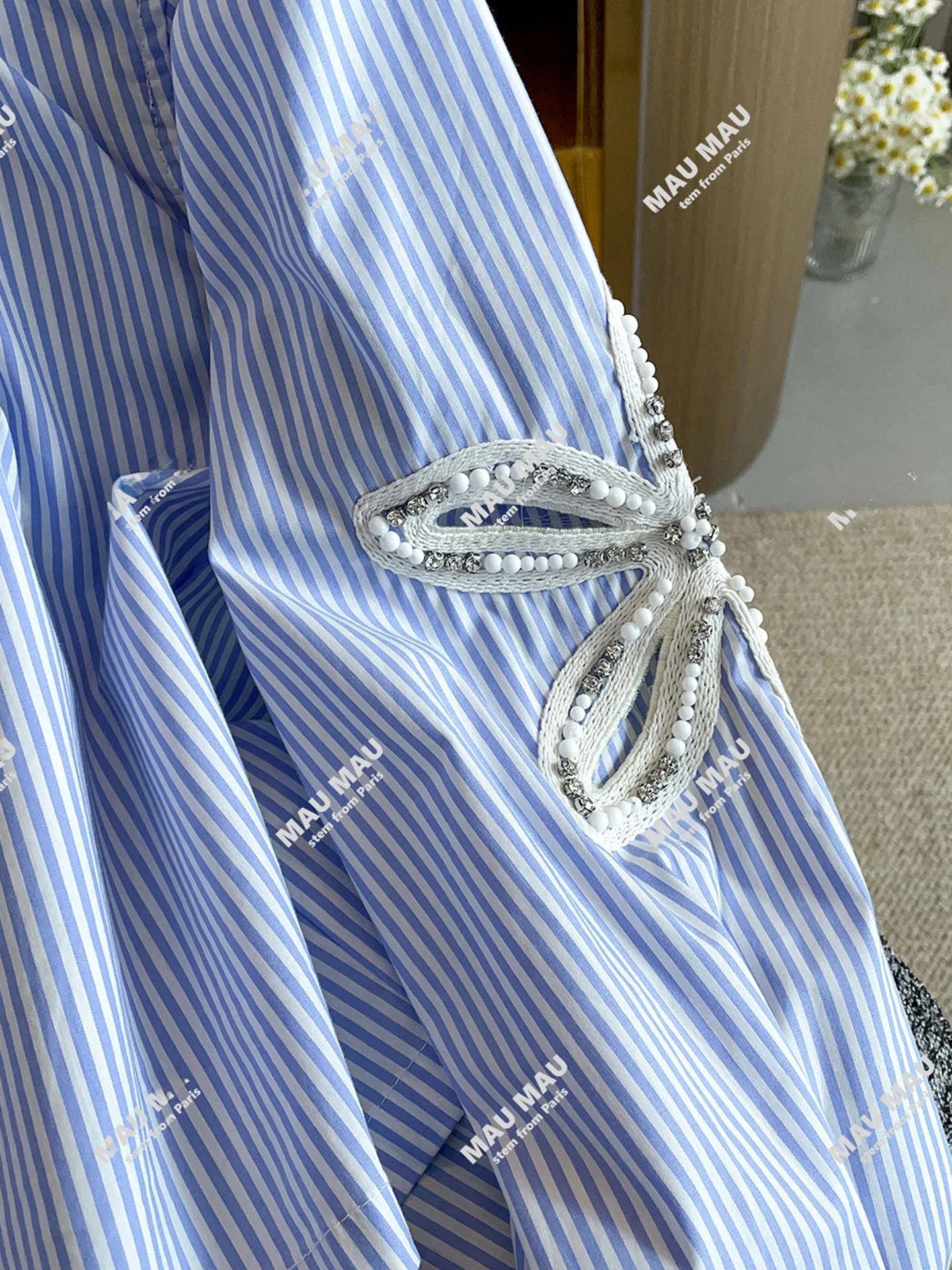 قميص نسائي راقٍ بتصميم مخرم ومخطط مع زهور مرصعة، أسلوب كاجوال للعمل، قصة فضفاضة بأكمام طويلة وأزرار