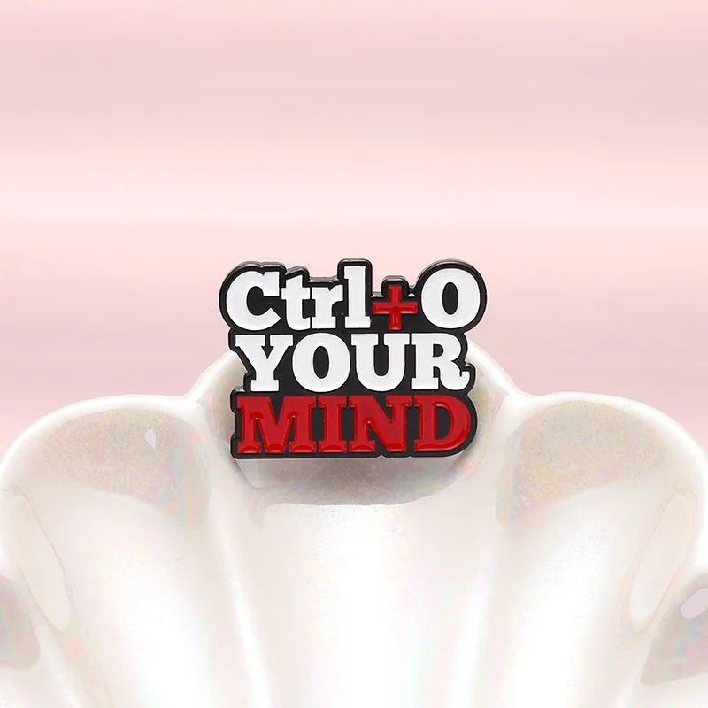 Kreatywne przypinki broszki z literami klawiatury Nie zapomnij o skrótach Ctrl Plus S Design z twardą emalią ze stopu metalu Przypinka do klapy płaszcza Akcesorium Prezent