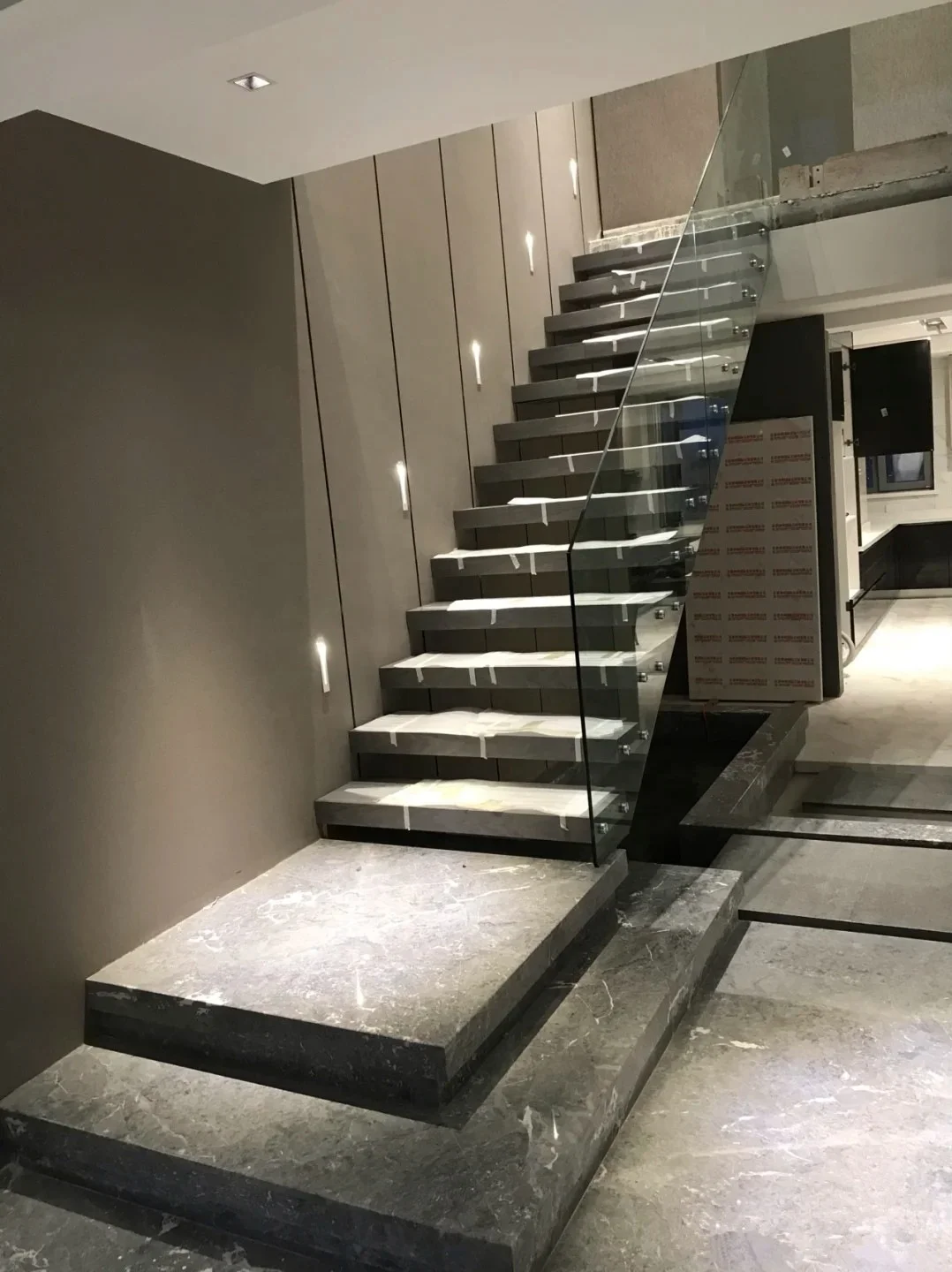 Personalizzazione Lastra di pietra sinterizzata Scale in marmo Villa di lusso moderna Gradini per pavimenti duplex Personalizzati antiscivolo