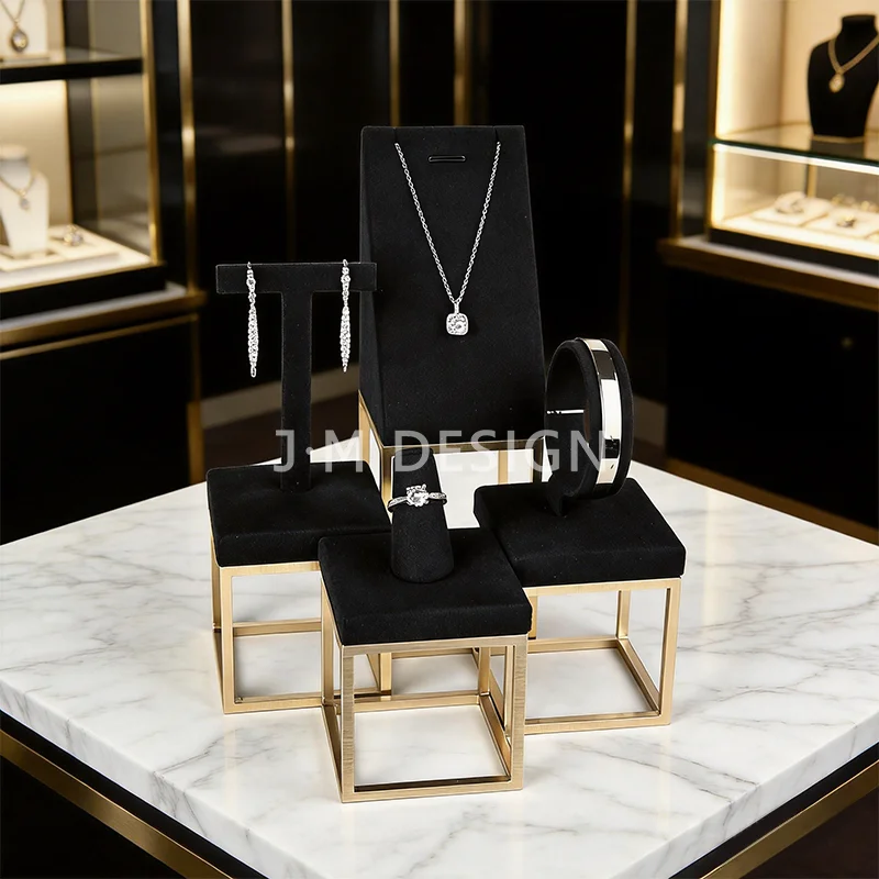 un-set-di-espositori-per-gioielli-in-velluto-nero-con-cornice-in-metallo-dorato-per-anelli-orecchini-collane-e-bracciali-ideali-per-vetrine-di-boutique