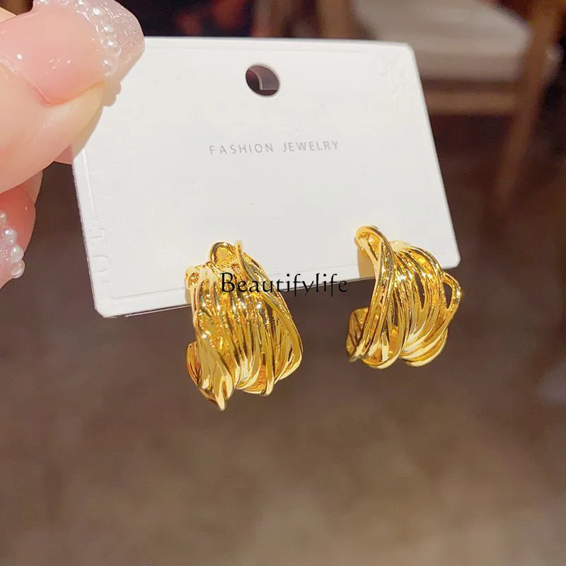 

Winding C-shaped earrings, niche earrings, women's light luxury stud earrings, new trend in 2023