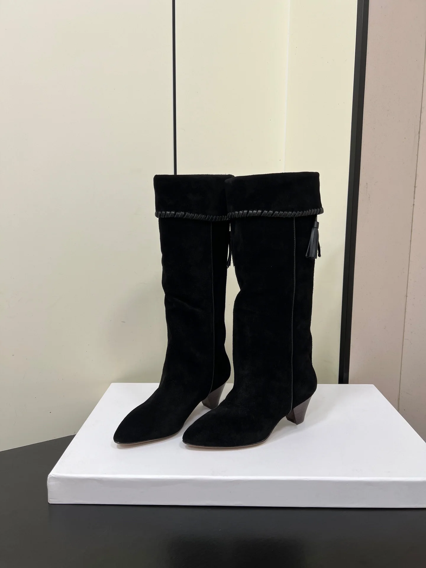 

2025 new design is lazy, casual, and has a strong French atmosphere It is a versatile boot that can be worn in autumn and winter