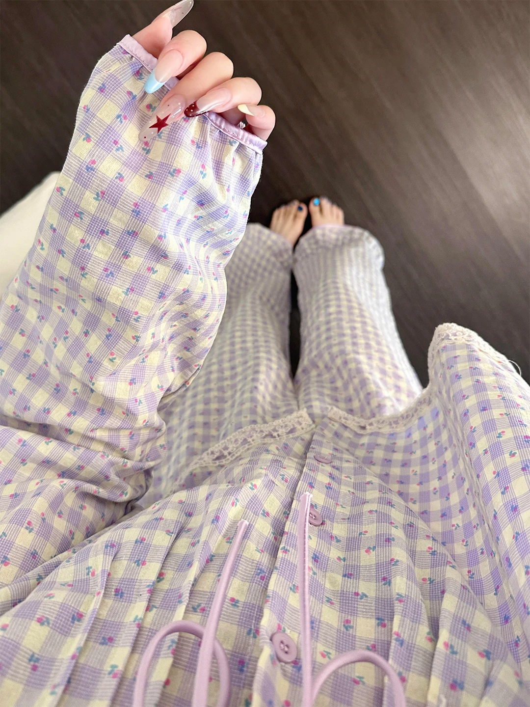 甘い怠惰なスタイルの紫のチェック柄パジャマ女性の春夏長袖ドールカラーベルト付きホーム服セットは屋外でも着用可能