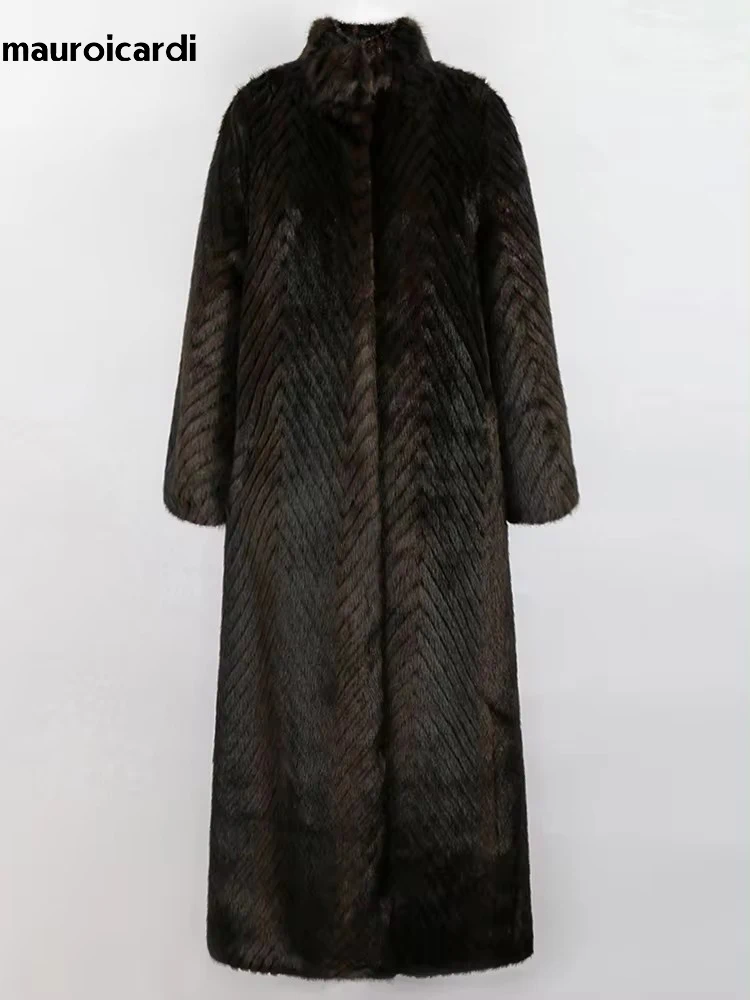 معطف شتوي من Nerazzurri طويل جدًا وسميك ودافئ ومنفوش متدرج من فرو المنك الصناعي للنساء بياقة واقفة معطف أنيق فاخر من فروي