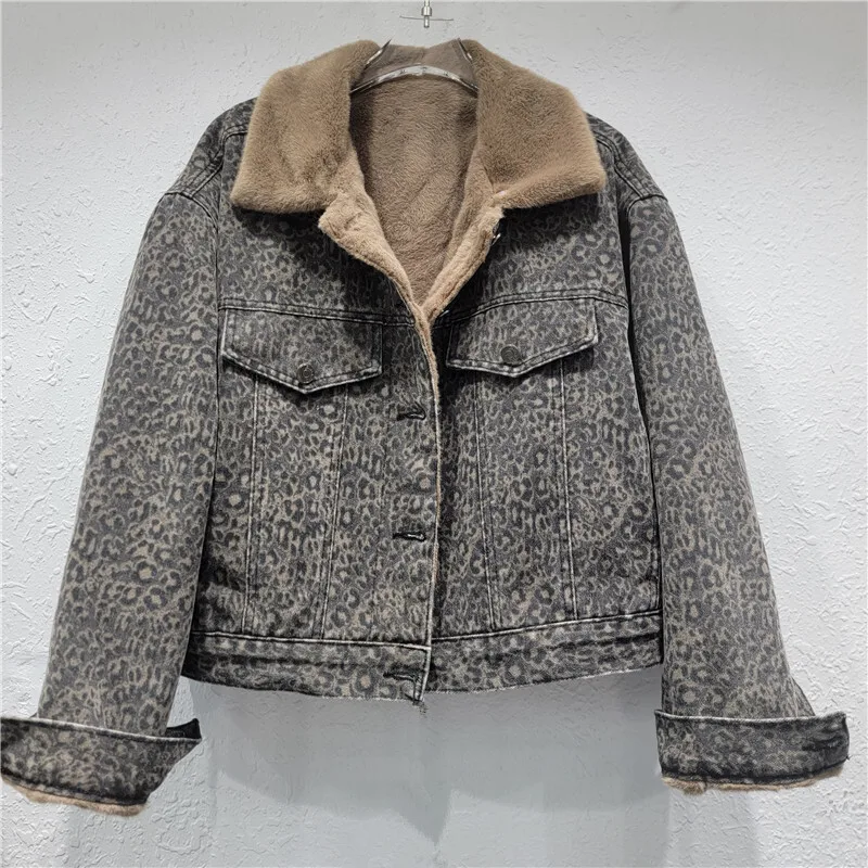WTHT 2025 الشتاء العصرية المرأة ليوبارد طباعة تقسم وهمية فرو المنك الدافئة الدنيم سترة موضة طويلة الأكمام معطف الإناث 1LS2618