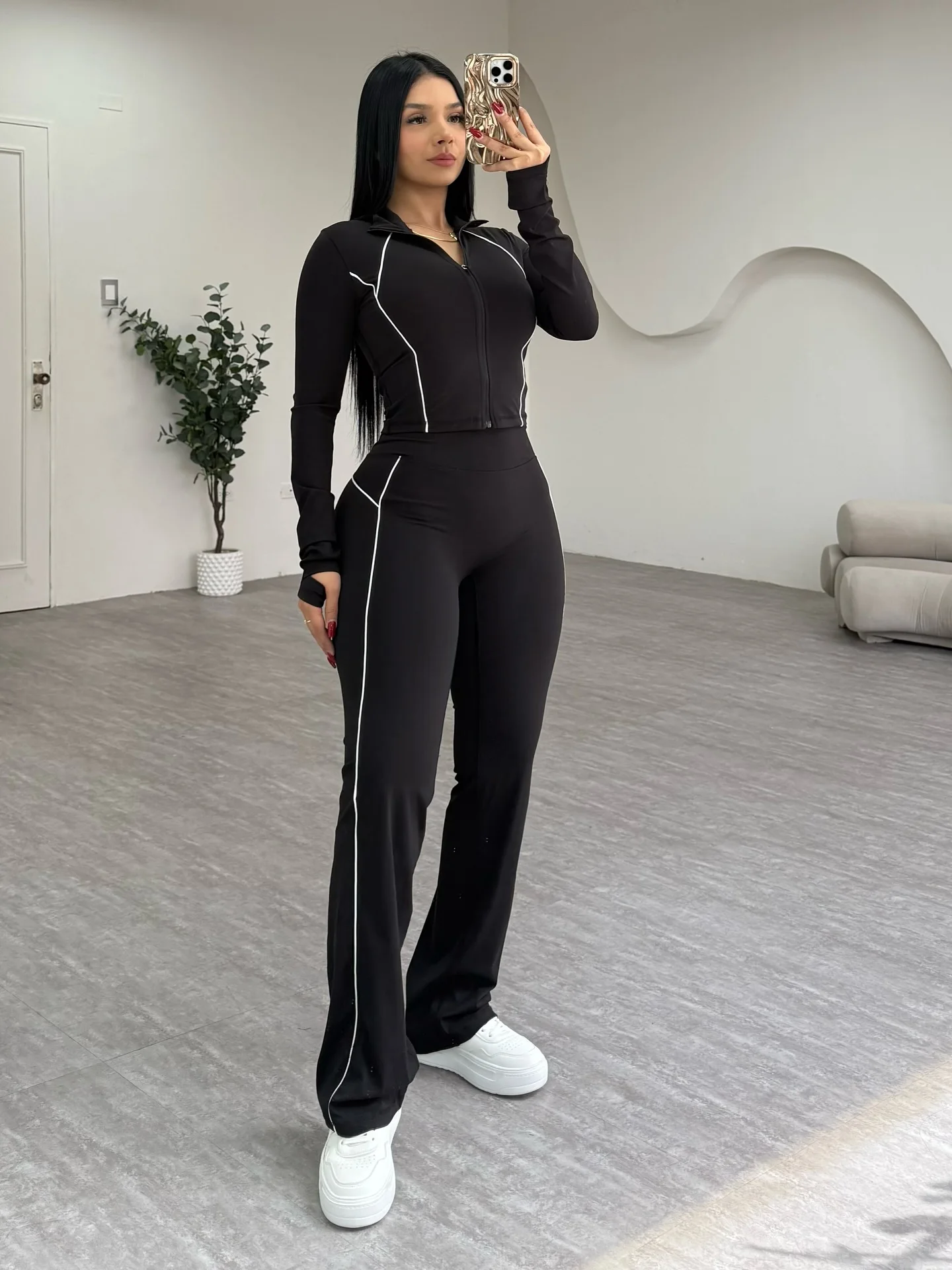 

Новый спортивный костюм в популярном стиле для девочек с модным воротником-стойкой на молнии + расклешенные брюки с высокой талией, которые делает вас выглядеть больше и