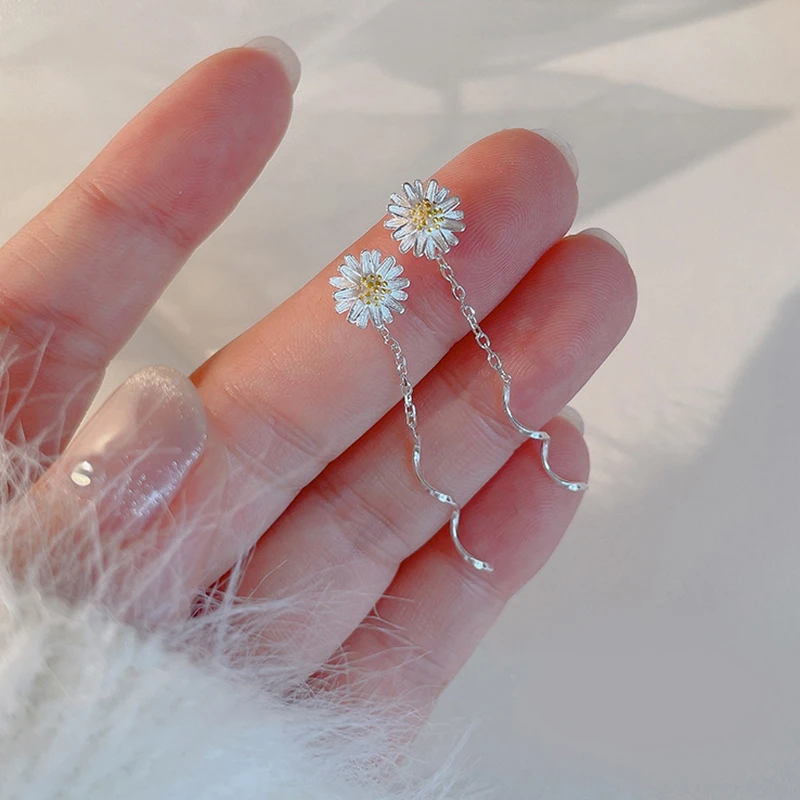 [HS]#1Pair Silver Color Trend Daisy Flower Long Wire Tassel Thread Hanging Earrings For Women Piercing Earring Girl Jewelry