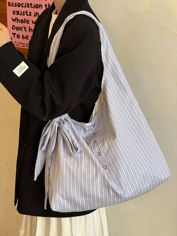 حقيبة قماشية كبيرة السعة بنمط كوري مخططة باللون الأزرق، حقيبة كتف واحدة للنساء مع عقدة، حقيبة تسوق عادية