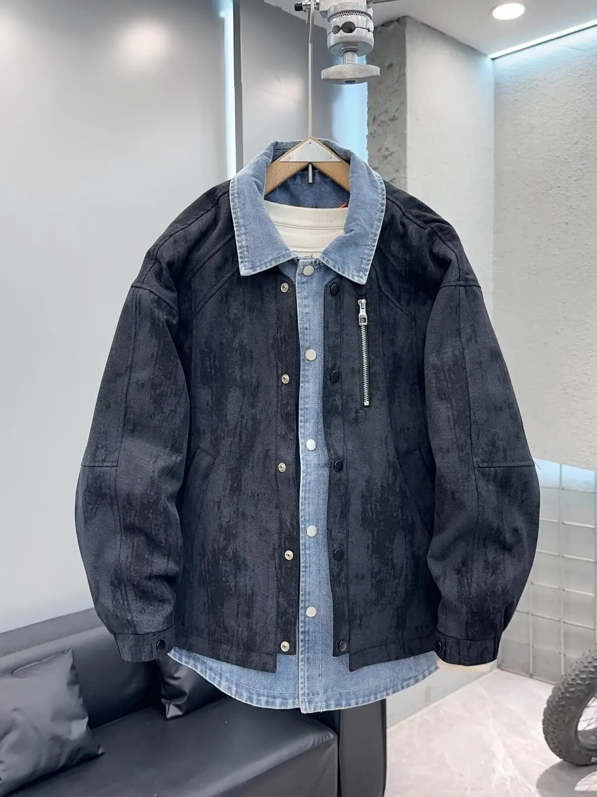 

Повседневная мужская джинсовая куртка на осень-зиму с отложным воротником, в рабочем стиле, модная, теплая, с длинными рукавами, однотонная, на пуговицах