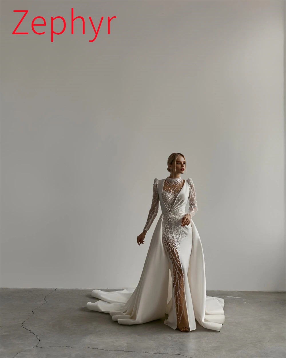 Vestido de novia de satén blanco personalizado de alta calidad, vestidos de novia sexis con cuello alto y mangas largas con tren capilla y perlas de encaje sin espalda