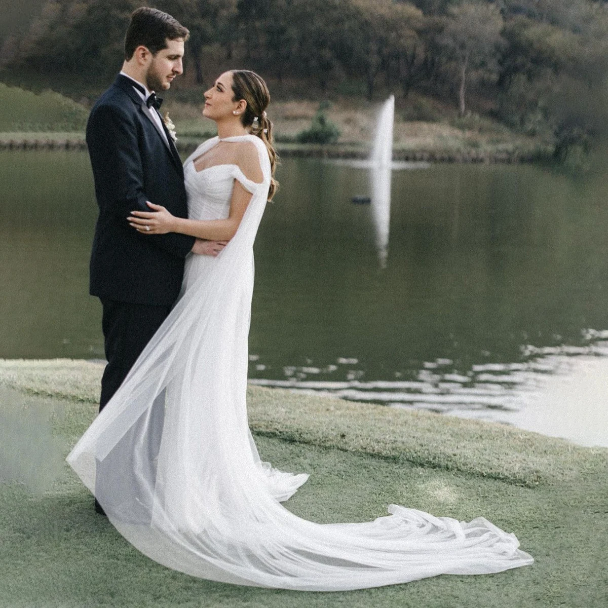 Vestido de novia de sirena de tul con fruncido drapeado, capa larga extraíble con hombros descubiertos, falda ajustada, corsé personalizado, vestido de novia deshuesado