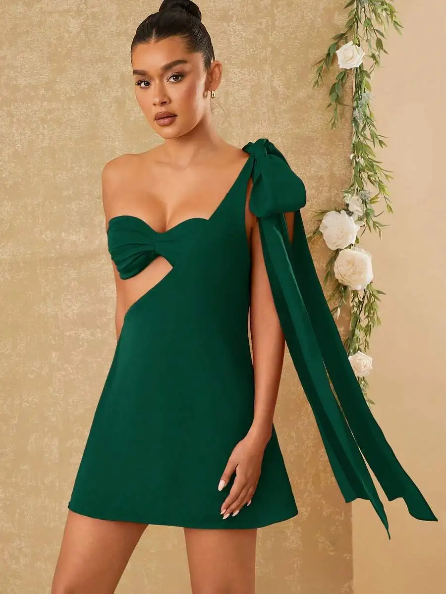 

Изумрудно-зеленое мини-платье на одно плечо с рукавом-бантом и вырезами