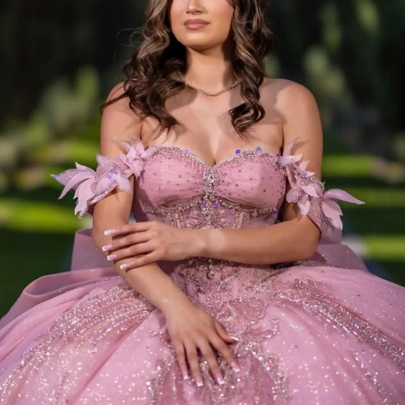 

Блестящее розовое платье Quinceanera с открытыми плечами и блестящей наклейкой с длинным хвостом и большим бантом, платья de 15, Quinceanera ﻿ Настроить