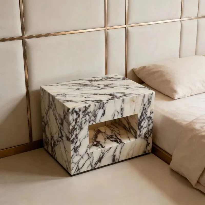 

Мебель для гостиной из натурального камня: дизайнерский прикроватный столик-куб с мраморным основанием, маленький приставной столик для спальни, столик для дивана.