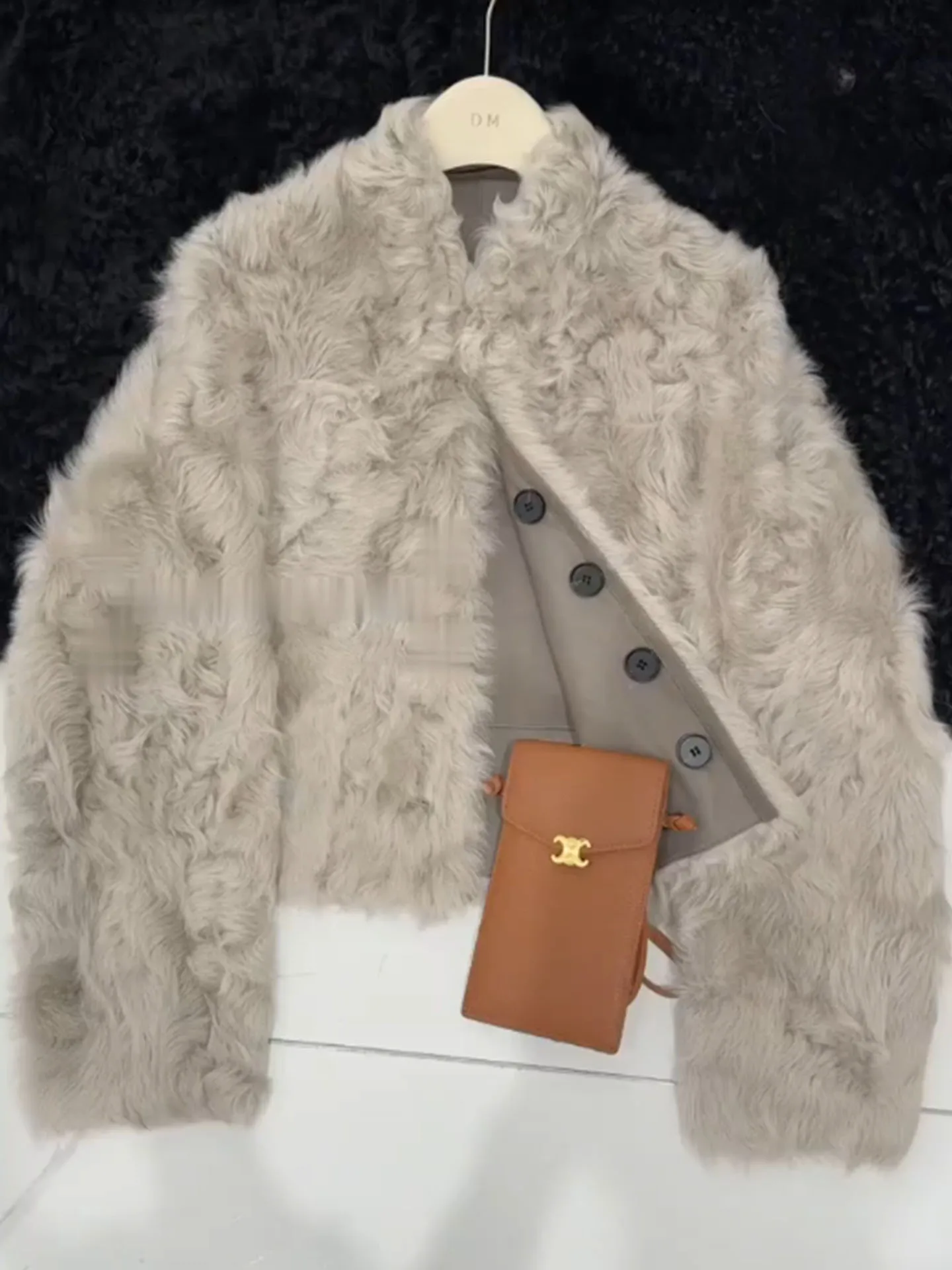 

Уникальная, очень стильная женская зимняя куртка из искусственного меха, легкая, повседневная, на флисовой подкладке, для поездок на работу, приталенного кроя, на пуговицах.