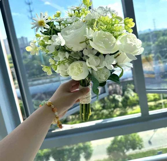 

Bride holding flowers and girlfriends gift diy wedding license simulation bouquet wedding props new2024 special spherical
