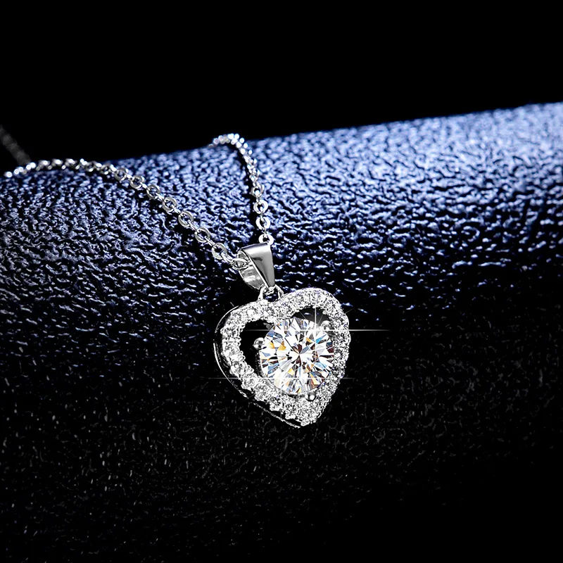 Platinum PT950 1 carat moissanite diamond necklace women\'s fashion heart-shaped peach heart pendant burst pendant collarbone cha