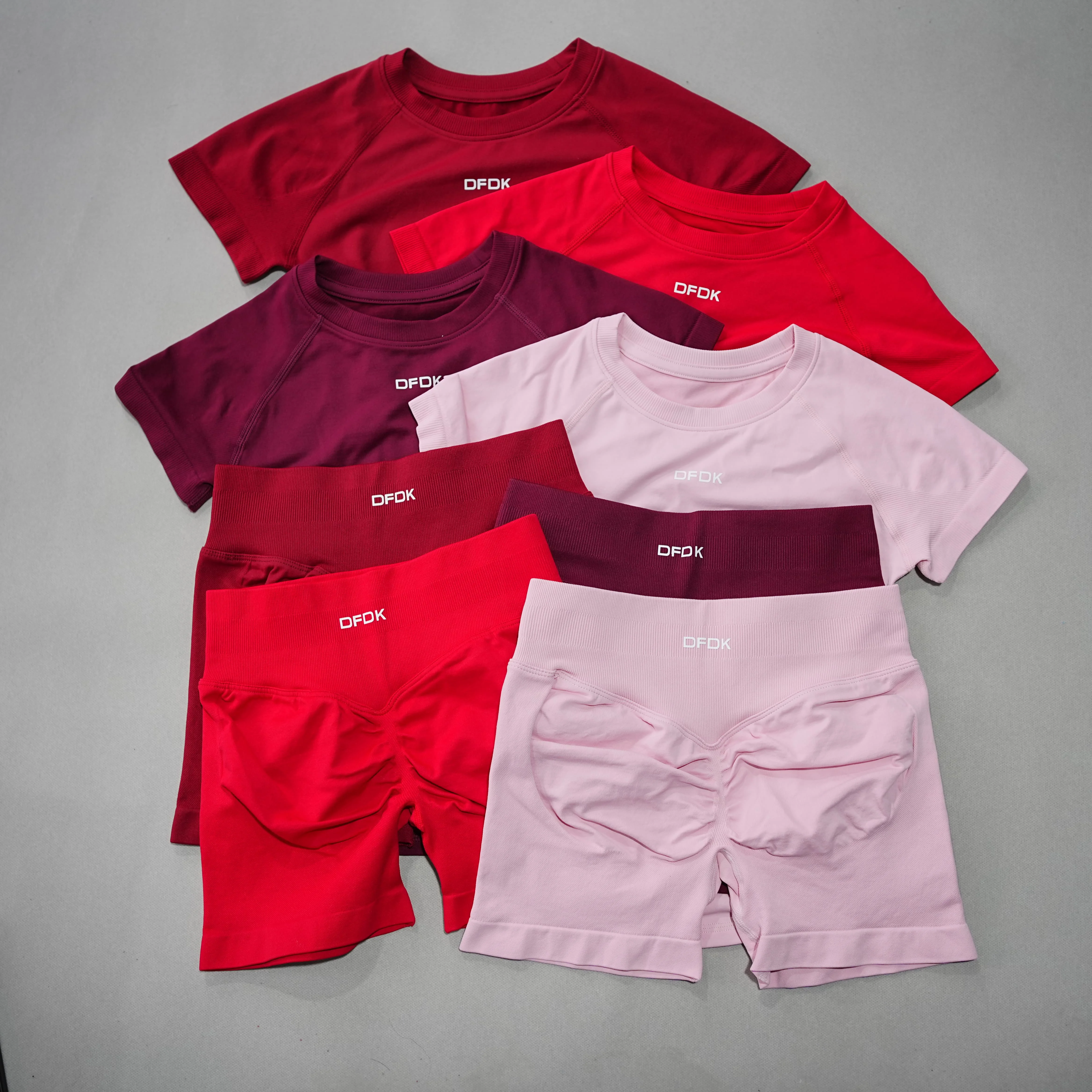 DFDK Nouveau Ensemble de Yoga Sans Couture 2 Pièces pour Femme : Haut à Manches Courtes et Short Taille Haute, Séchage Rapide, Respirant, Idéal pour la Gym, le Fitness, la Course et l'Entraînement Sportif