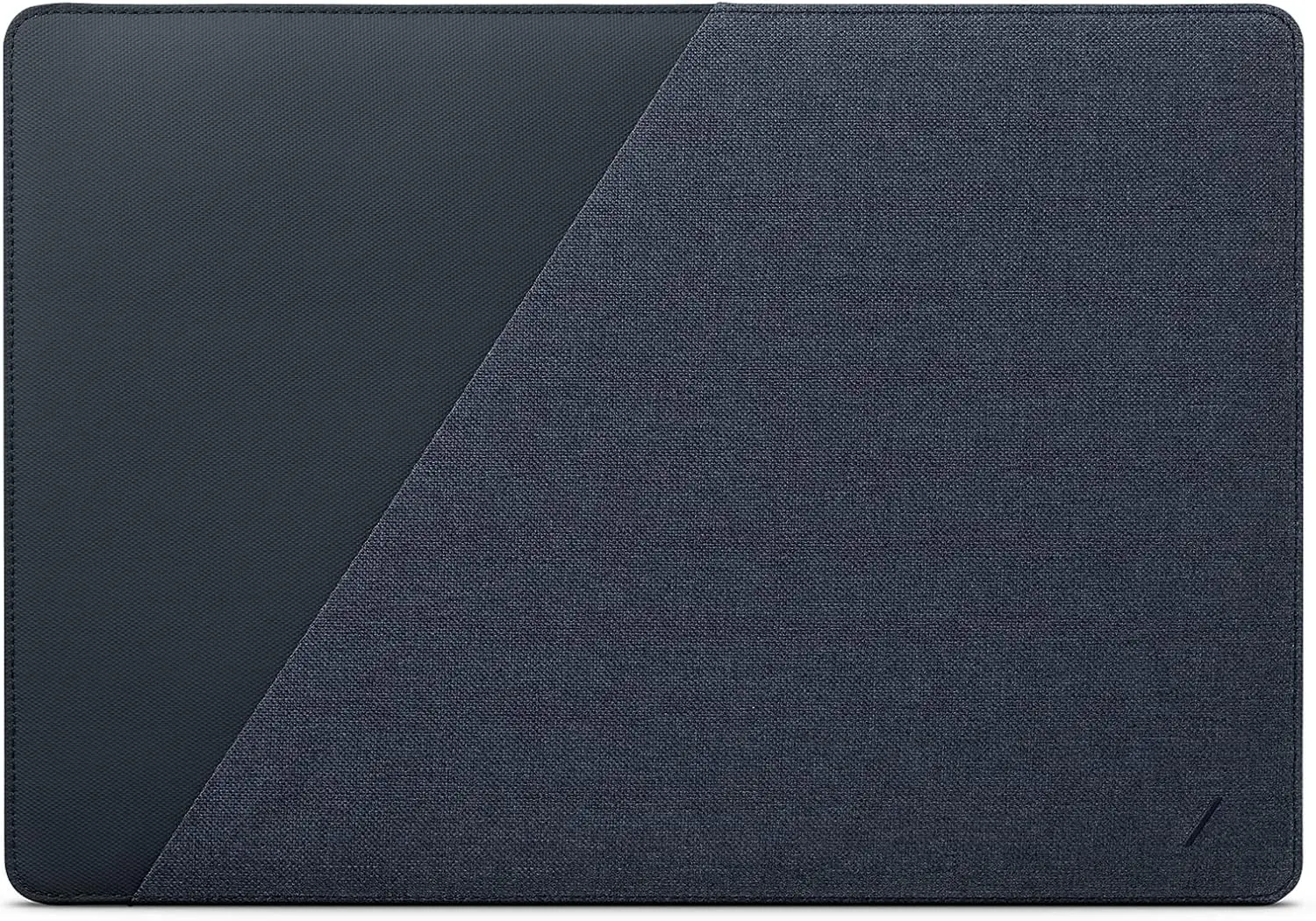 

Премиальный чехол для MacBook для моделей 13 дюймов (2016-2020) с магнитной застежкой и внешним карманом, цвет индиго.