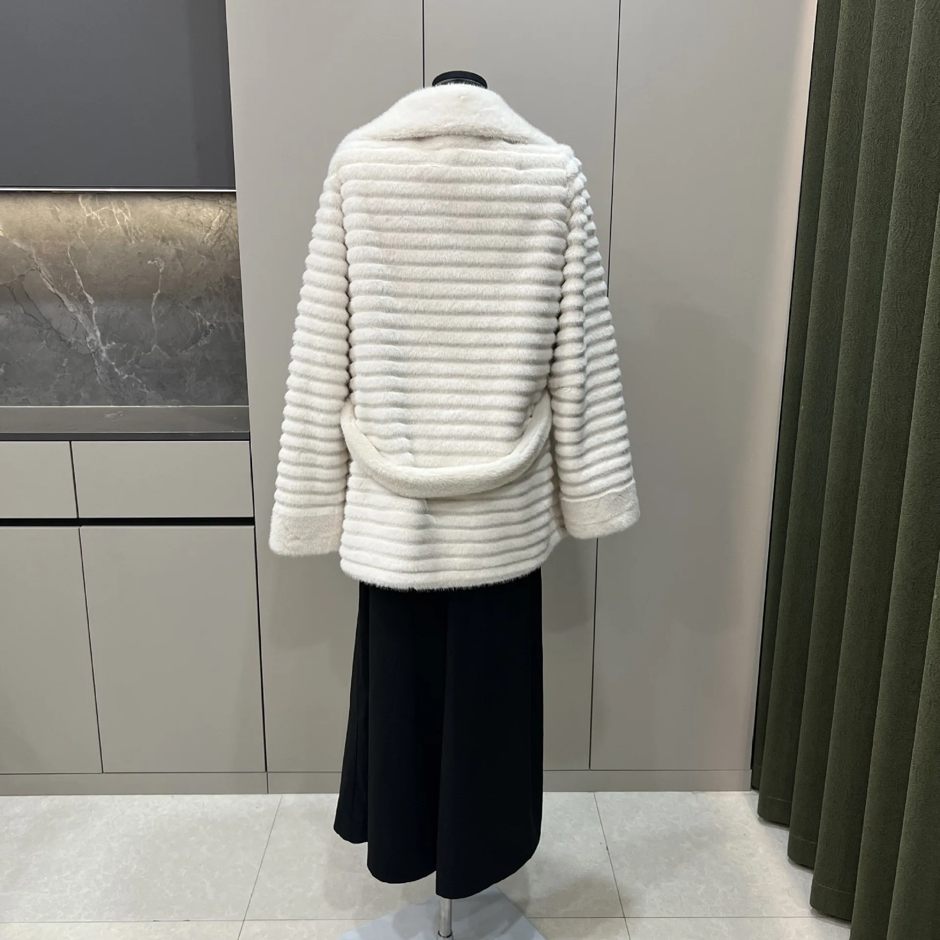 Weißer mittellanger Kunstnerz-Pelzmantel, gekerbter Kragen mit Gürtel, pelzige Jacke, schwarzes Leder und Pelz, Plüschmäntel, warmes, flauschiges Winteroberteil