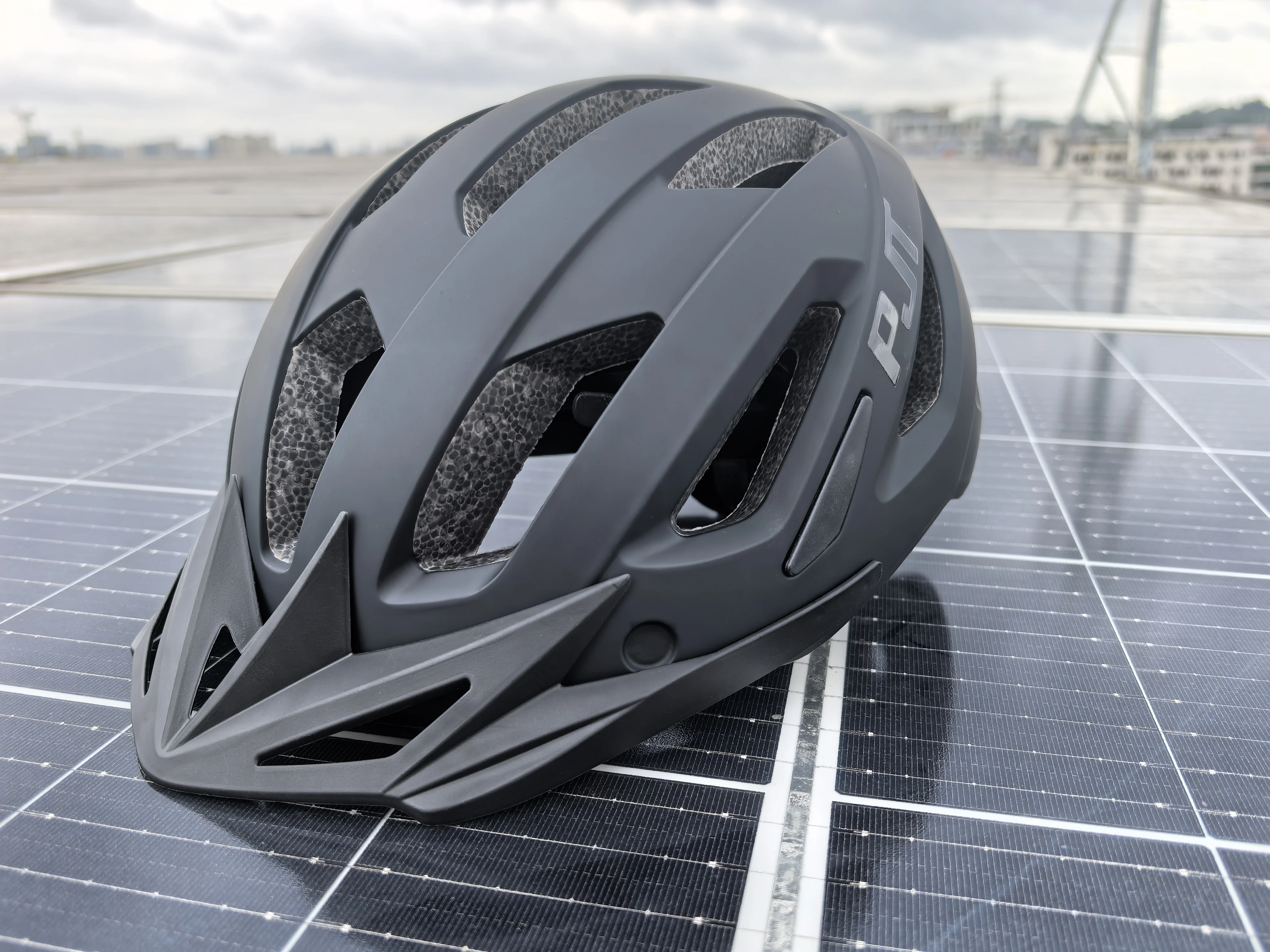 

PJT матовый велосипедный шлем, сверхлегкий MTB шоссейный велосипедный шлем для мужчин и женщин, защитная кепка для велоспорта с солнцезащитным козырьком, велосипедный шлем