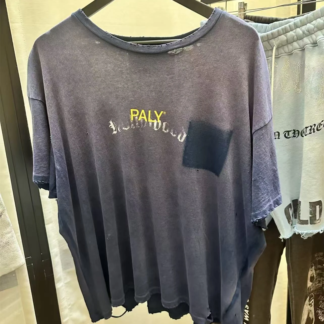 

Футболка унисекс из плотной ткани с эффектом потертости, рваными карманами и принтом «Washed Hole Paly Letter»